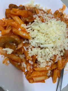 Una foto de Macarrones con tomate champiñones y manzana