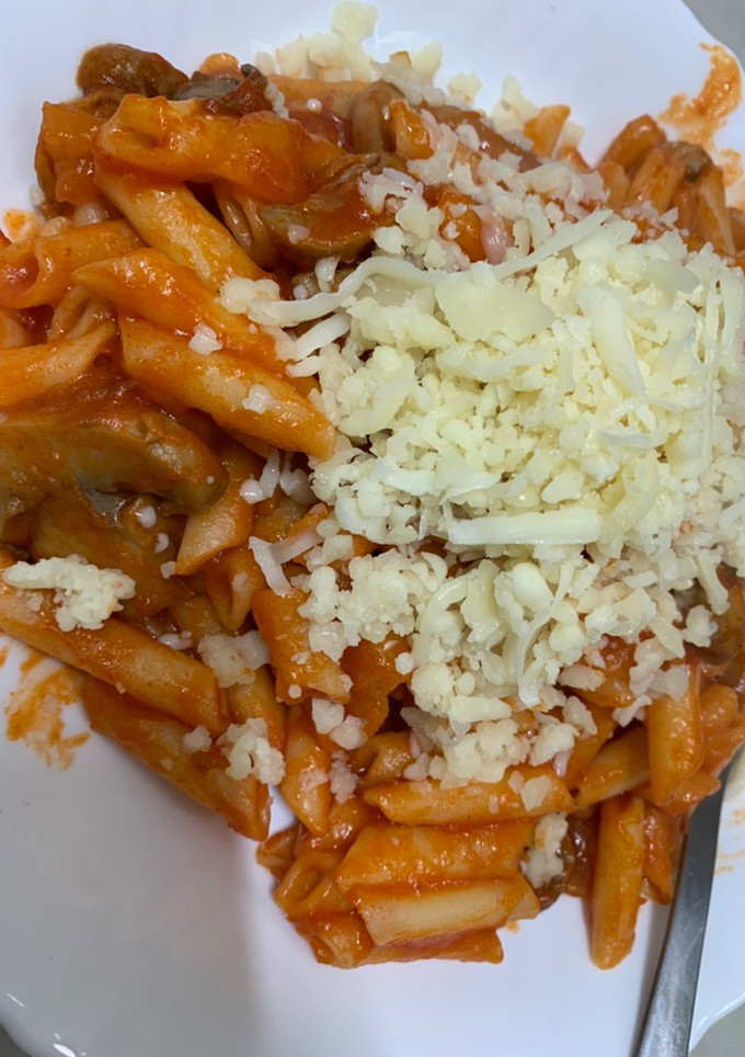 Una foto de Macarrones con tomate champiñones y manzana
