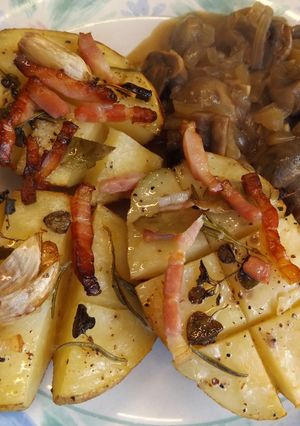Una foto de Patatas tajeadas asadas al romero con ajo y bacon