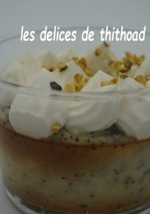 Une photo de Clafoutis de kiwis au graines de pavot et sa chantilly