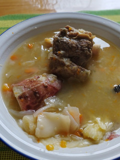 Una foto de Sopa de dos carnes de batata y repollo