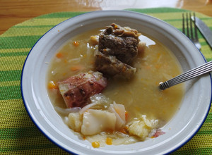 Una foto de Sopa de dos carnes de batata y repollo