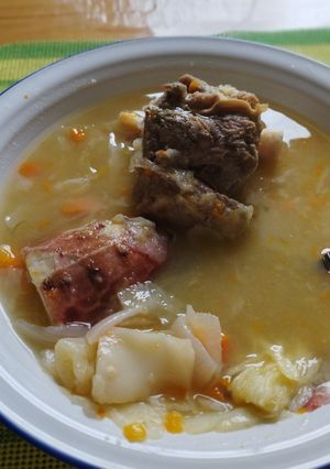Una foto de Sopa de dos carnes de batata y repollo