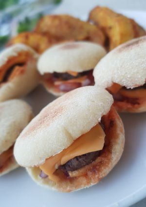 Une photo de Mini batbouts marocain façon cheeseburger