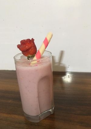 स्ट्रॉबेरी शेक(stawrberry shake recipe in hindi) रेसिपी मुख्य फोटो