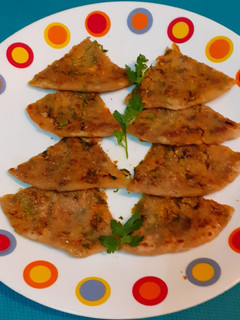 લીલા કાંદા ના પરોઠા (Green Onion Paratha Recipe In Gujarati) રેસીપી મુખ્ય ફોટો