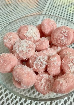 A picture of Rose coconut peda.