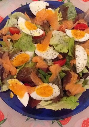 Una foto de Ensalada de salmón ahumado sencilla