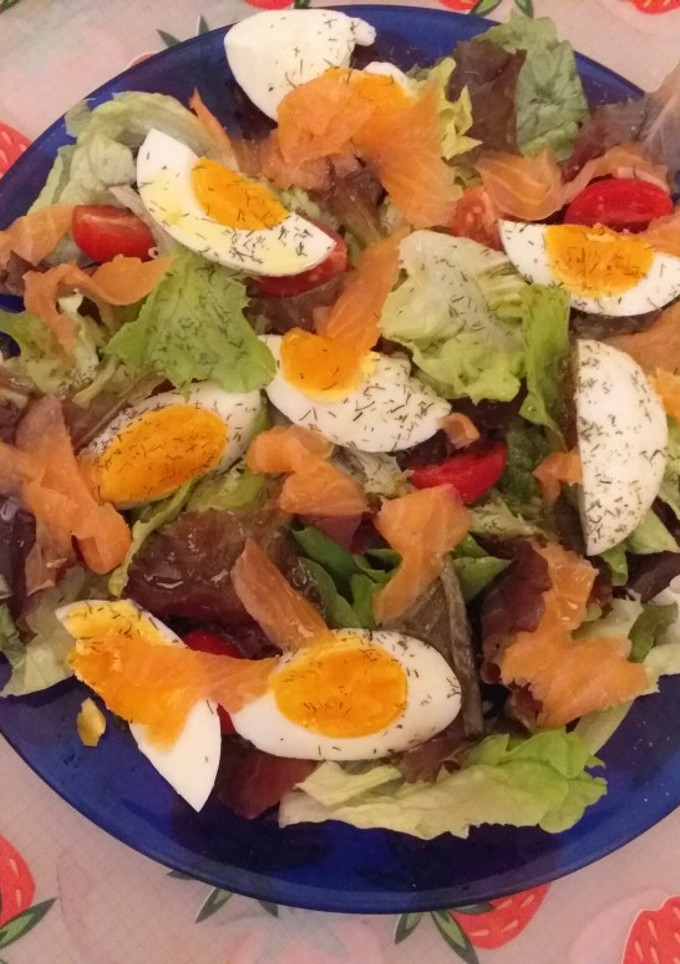 Una foto de Ensalada de salmón ahumado sencilla