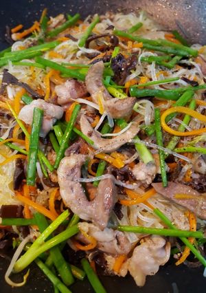 Hình của món Miến xào tim cật heo.