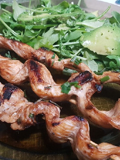 Una foto de Brochetas de pollo marinado