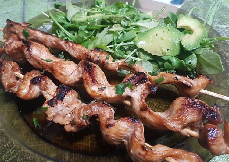 Brochetas de pollo marinado