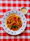 Tirabuzones de lentejas rojas con vegetales y de sazonador gomasio + levadura nutricional