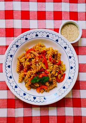 Una foto de Tirabuzones de lentejas rojas con vegetales y de sazonador gomasio + levadura nutricional