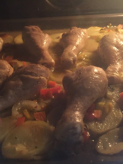Una foto de Jamoncito de pollo al horno con patatas y verdura