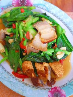 รูปของ คะน้าหมูกรอบ สูตรเด็ด
