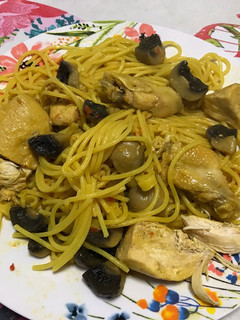 Una foto de Espaguetis con pollo y champiñones