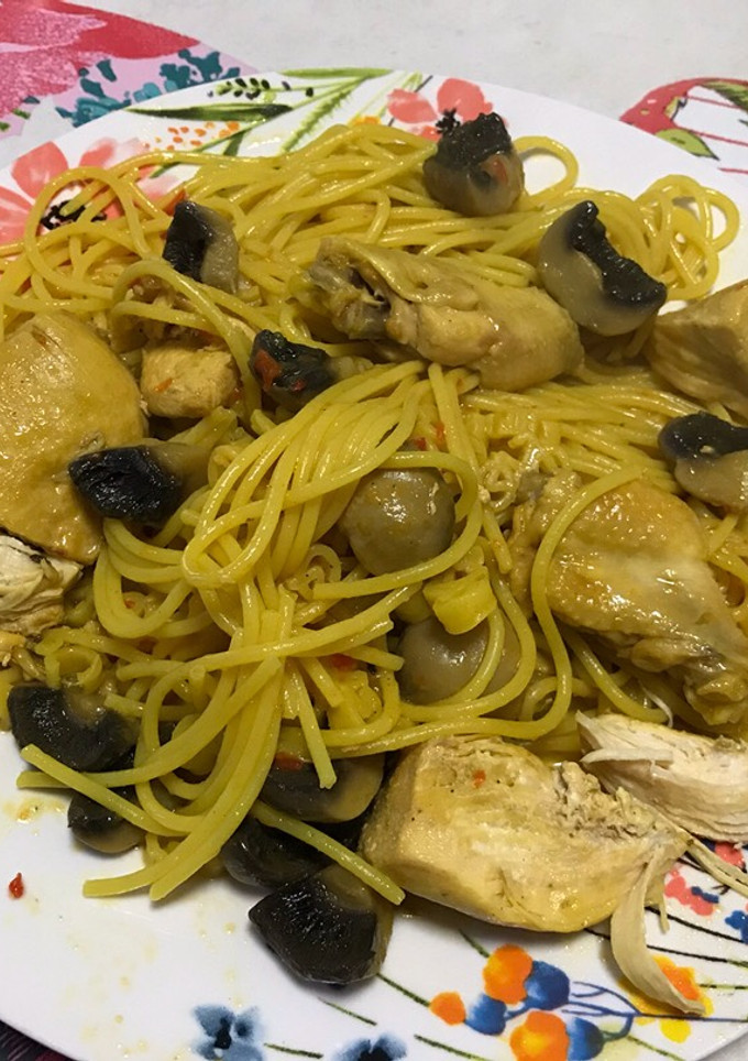 Una foto de Espaguetis con pollo y champiñones