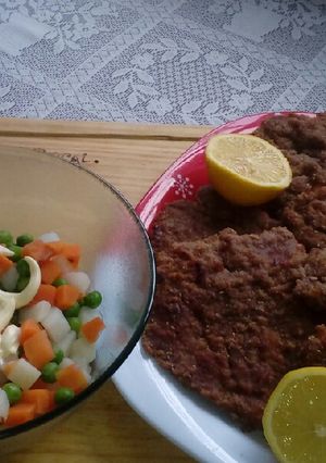 Una foto de Milanesas de Bola de Lomo con ensalada rusa