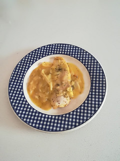 Una foto de Lomos de merluza encebollados en salsa de naranja (Olla Gm g)