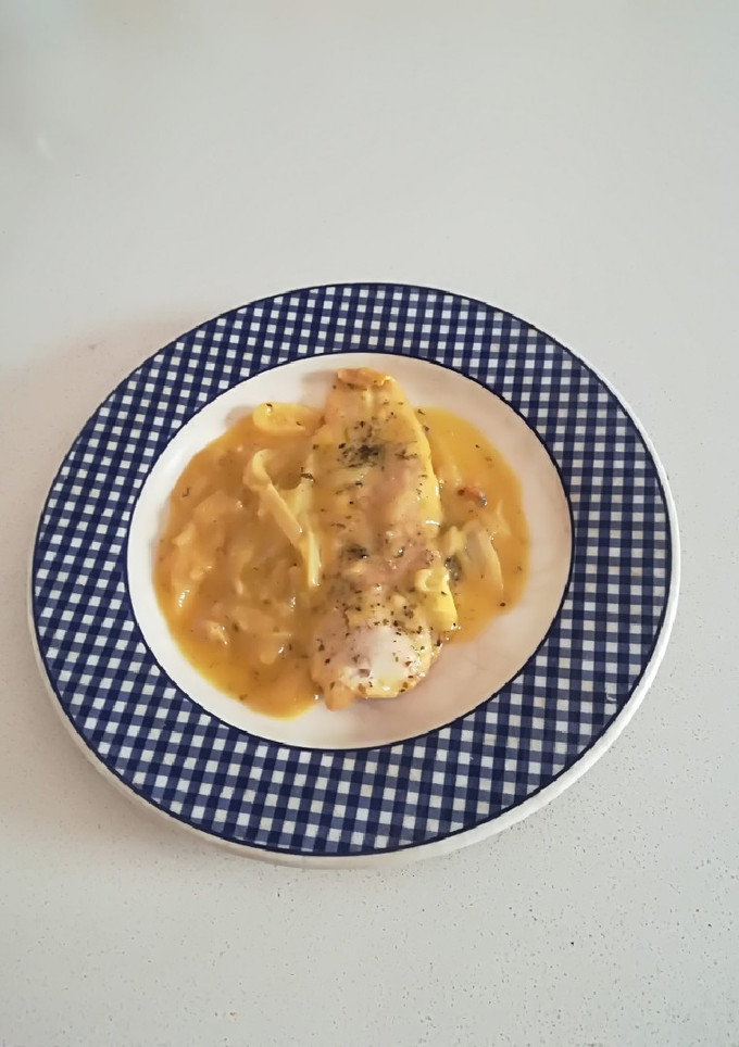 Una foto de Lomos de merluza encebollados en salsa de naranja (Olla Gm g)