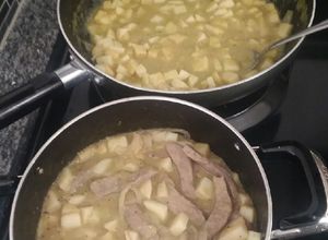 Una foto de 3 -1 🍽 papas en salsa verde/ tiras de bistec/ tostadas de papa