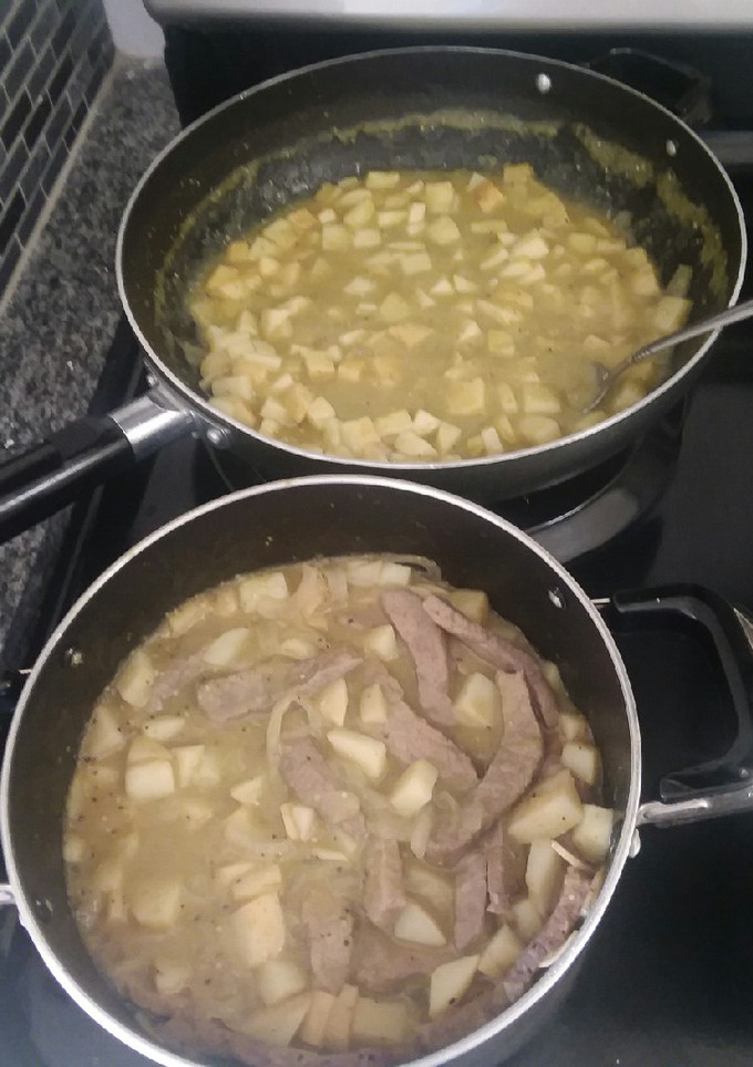 Una foto de 3 -1 🍽 papas en salsa verde/ tiras de bistec/ tostadas de papa