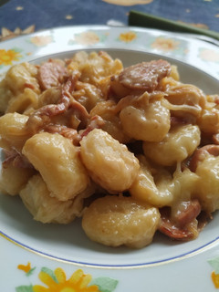 Una foto de Ñoquis con queso y bacon