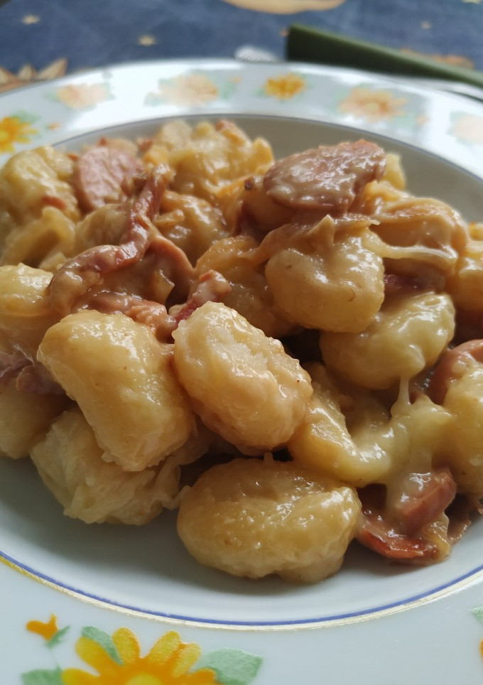 Una foto de Ñoquis con queso y bacon