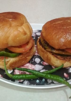 वेज बर्गर (Veg Burger recipe in hindi) रेसिपी मुख्य फोटो