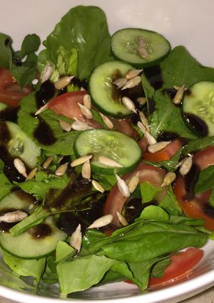 صورة لوصفة السلطة الخضراء ببذور دوار الشمس 🥗