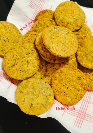 પાલક મઠરી (Palak Mathri Recipe In Gujarati) રેસીપી મુખ્ય ફોટો