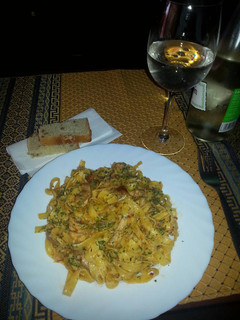 Una foto de Fetuccini con setas y pollo
