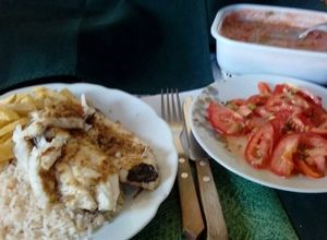 Una foto de Lenguado a la plancha acompañado de arroz y papas fritas