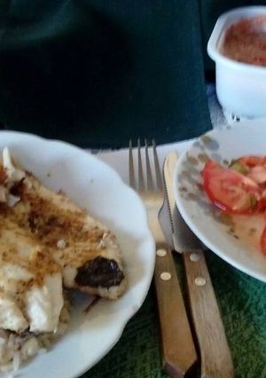Una foto de Lenguado a la plancha acompañado de arroz y papas fritas