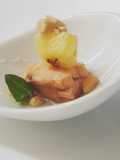 Salmone ed ananas al miele, mandorle e basilico