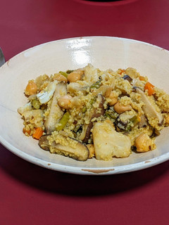 Una foto de Bacalao con garbanzos y cous-cous