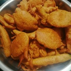 A picture of Aloo and mirchi bajji with corn flour.