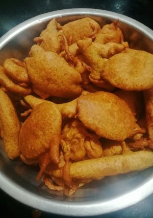 A picture of Aloo and mirchi bajji with corn flour.