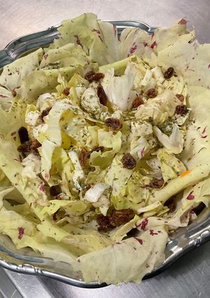 Une photo de Salade Castelfranco au roquefort, raisins et persil’algues