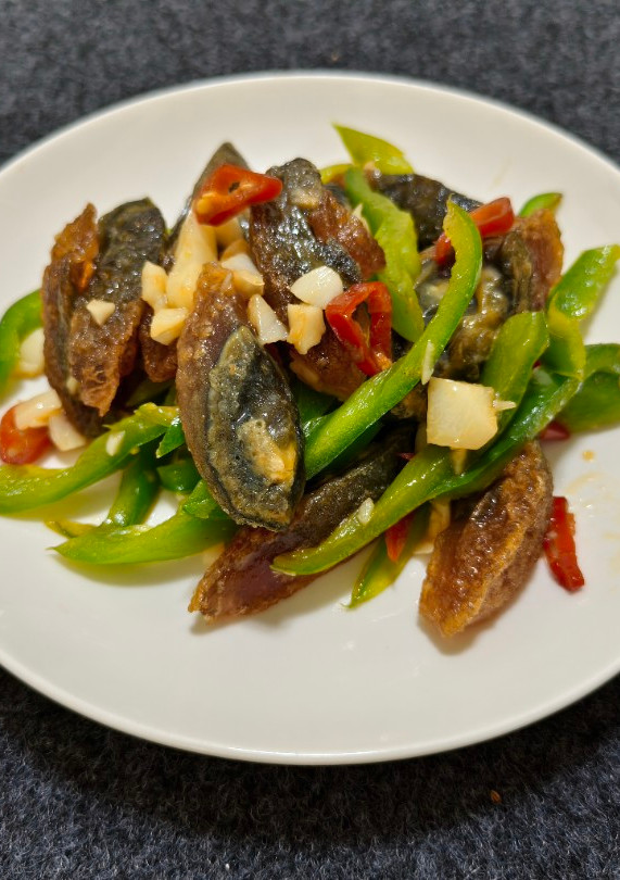 青椒炒皮蛋(簡單料理） 的食譜成品照片