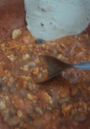 Una foto de Huevos con salsa de plátano y frijolitos el geras