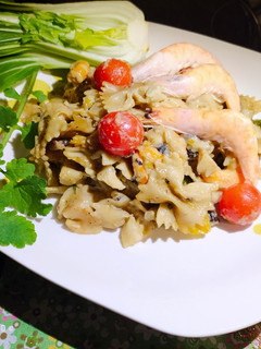 Una foto de Farfalle con Verduras y Langostinos al Curry - One pot Pasta -