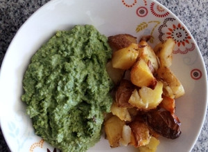 Una foto de Papas al romero con crema de verduras