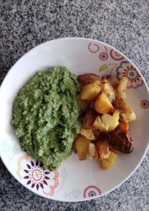 Una foto de Papas al romero con crema de verduras