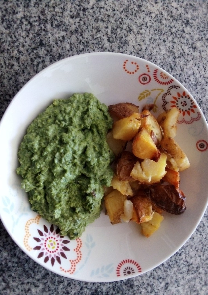 Una foto de Papas al romero con crema de verduras