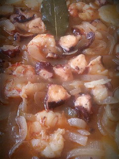 Una foto de Encebollado de pulpo y gamba como a mi madre le hubiera gustado