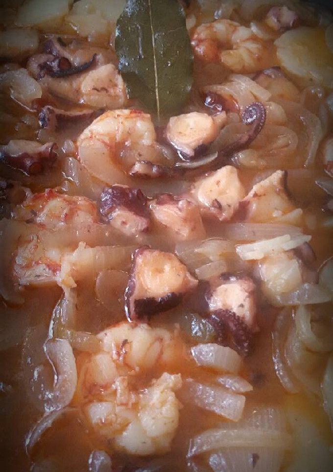 Una foto de Encebollado de pulpo y gamba como a mi madre le hubiera gustado