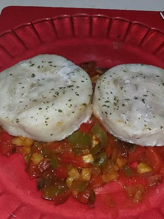 Una foto de Merluza al horno sobre pisto