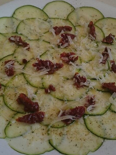 Una foto de Carpaccio de calabacín